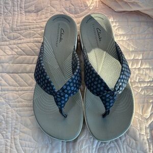Clarks Navy and Gray Polka Dot Sandals